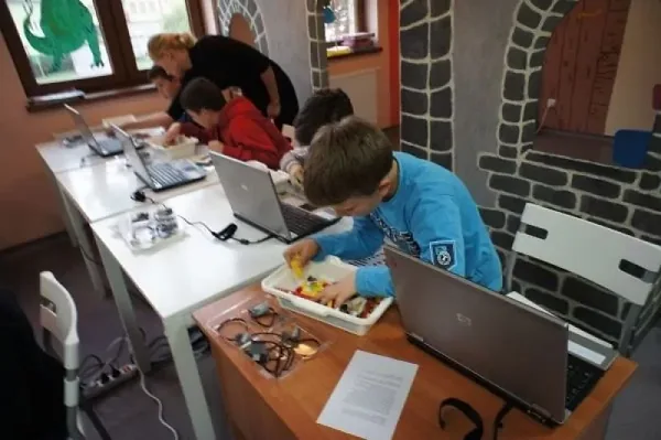 Dzieci konstruują i programują roboty z klocków podczas zajęć ROBOTS edukacja