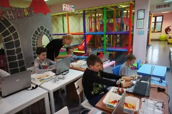 Dzieci konstruują i programują roboty z klocków podczas zajęć ROBOTS edukacja