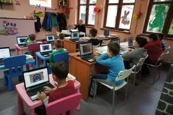 Dzieci konstruują i programują roboty z klocków podczas zajęć ROBOTS edukacja