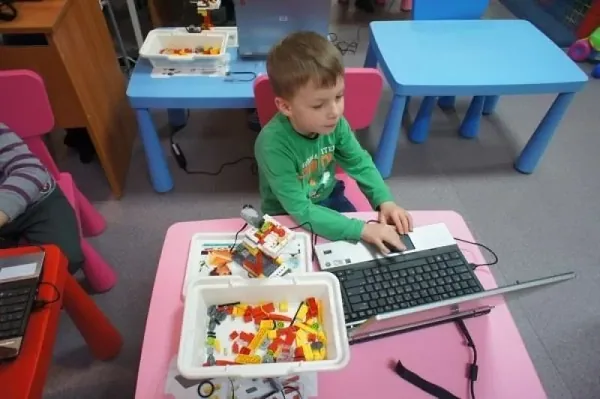 Dzieci konstruują i programują roboty z klocków podczas zajęć ROBOTS edukacja